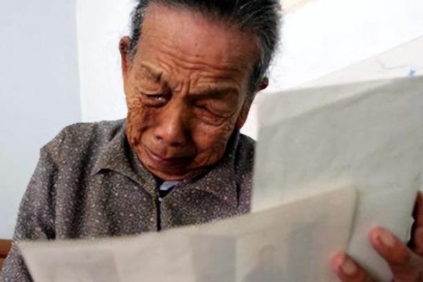 1945年，中国夫妇收养了4岁的日本弃婴，顶着辱骂，将其抚养长大。40年后弃婴回