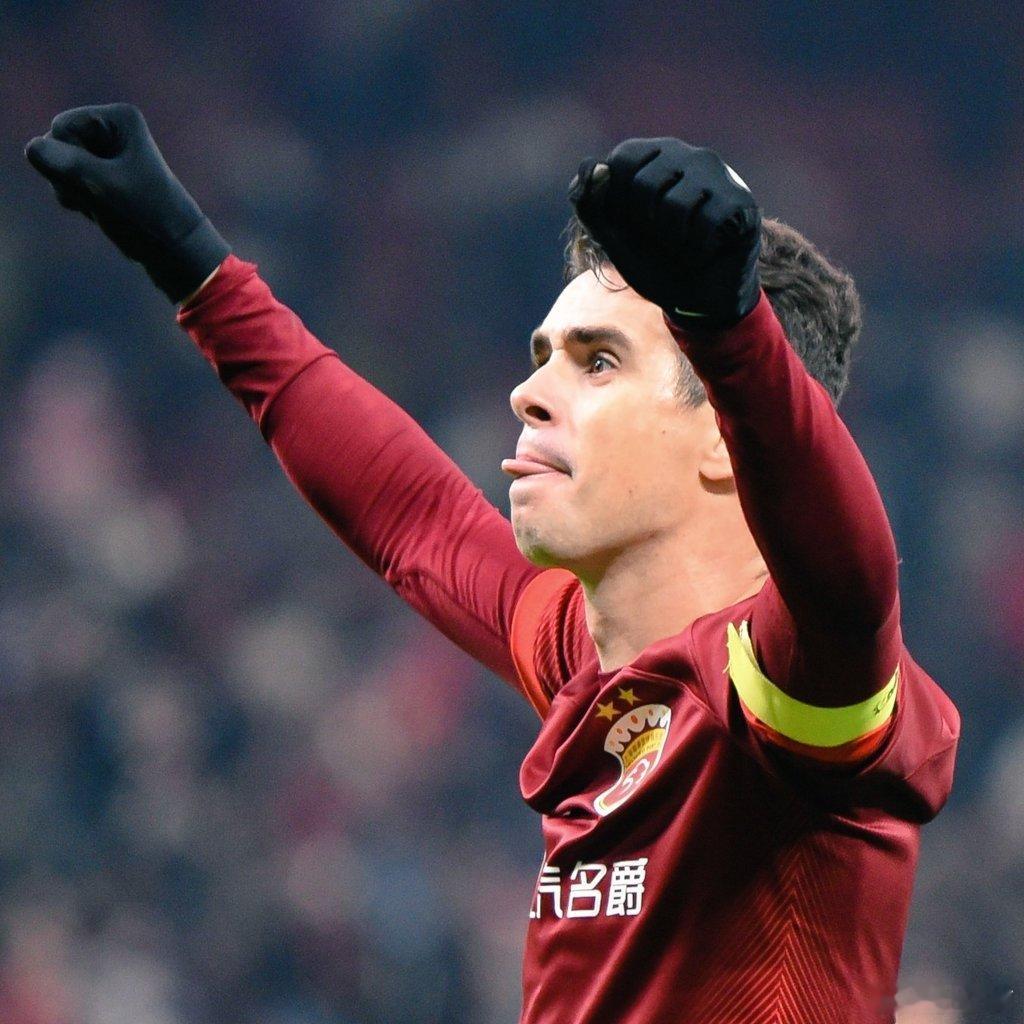 8个赛季，248次出场，77粒进球，141次助攻，5座冠军奖杯，奥斯卡离开海港。