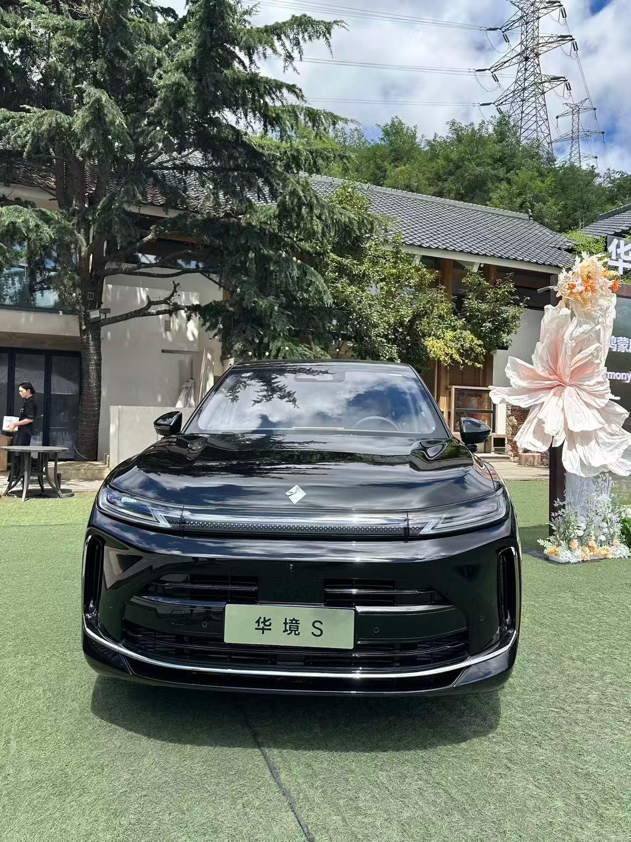华境S这个价格很有诚意，15万到20万级，做成全尺寸大六座，还配备华为乾崑智驾A