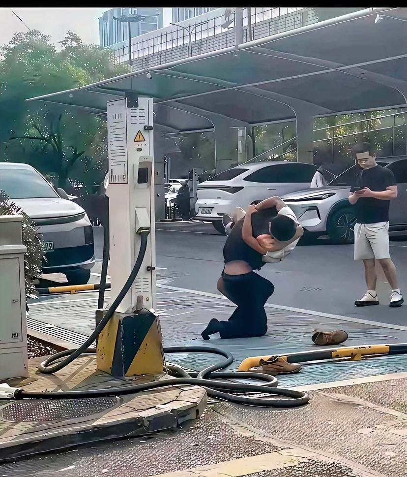 在充电站看到这一幕后，终于放弃买电车的念头
我一看我这小身板不行呀！