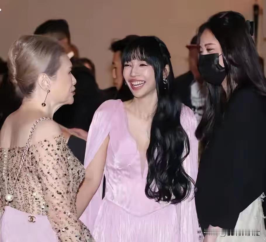 哇塞！这嘴巴怕是比“大嘴”桃晨的还要大呢！真不晓得当初王力宏怎么就看上她了。
都