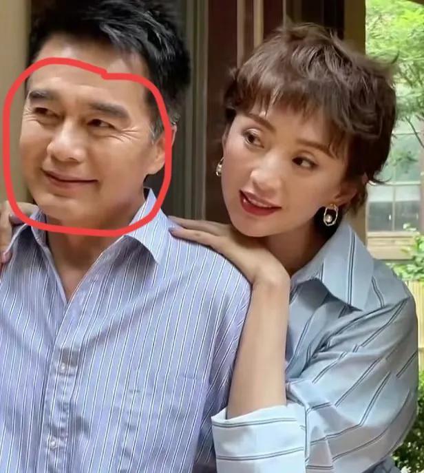 优秀的男人总是这般招人喜爱。他的前妻已然离世，然而年逾七旬的他依旧风华正茂。他的