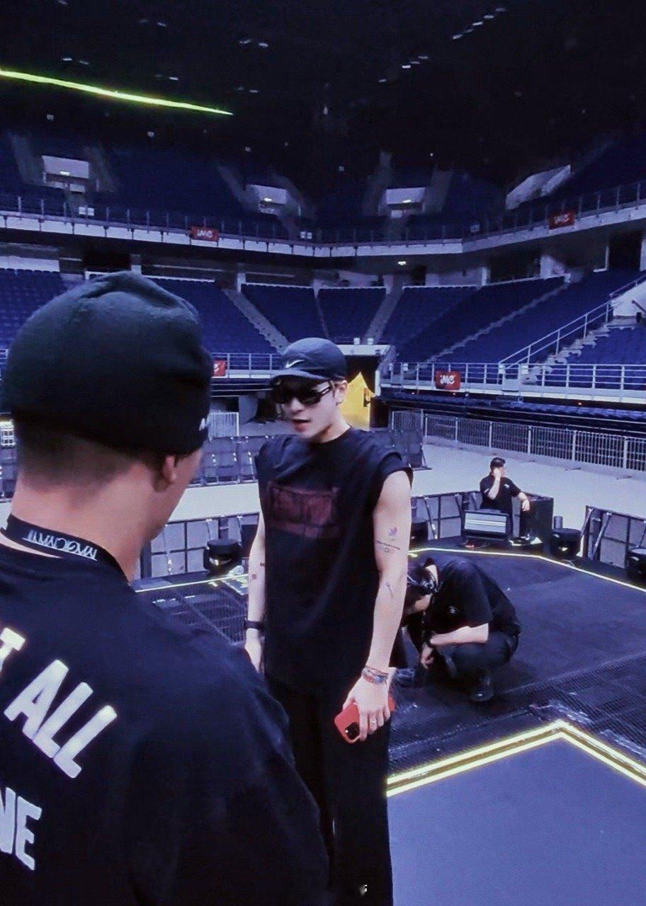 王嘉尔男友视角连载第一集 男友视角连载终于来啦！记录深夜改舞台脚本，手指在平板上