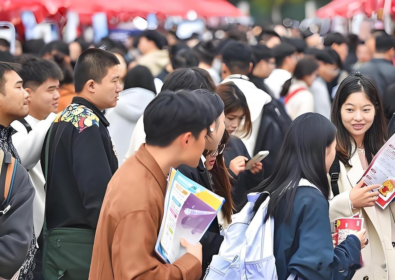 中央最近亮剑了，十五五规划直接把“遮羞布”扯了下来，5000万大学生，满大街的本