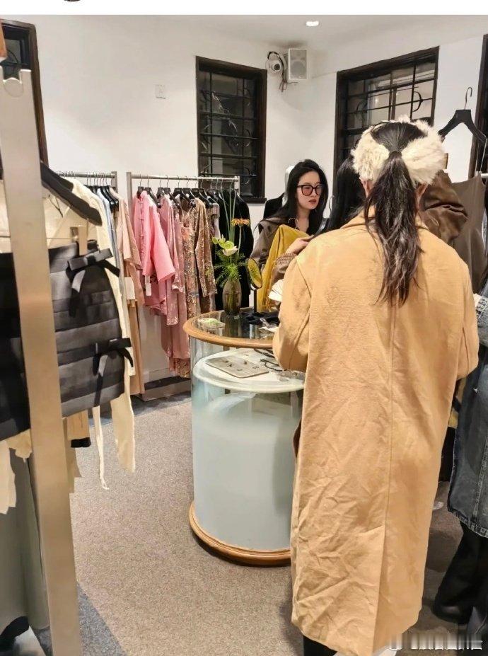 刘亦菲买了34件衣服  刘亦菲逛街买了34件衣服 原来仙女也爱买买买，刘亦菲 3
