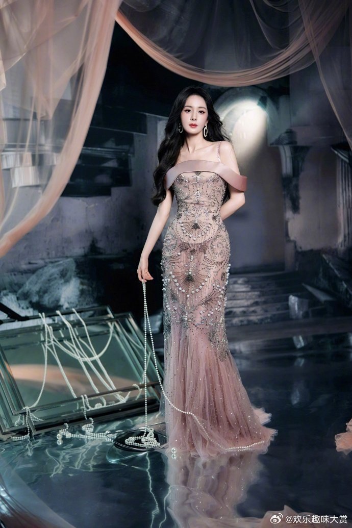 杨幂裸粉高定鱼尾礼裙 又优雅又有气场杨幂美成这样是什么意思 ​​​