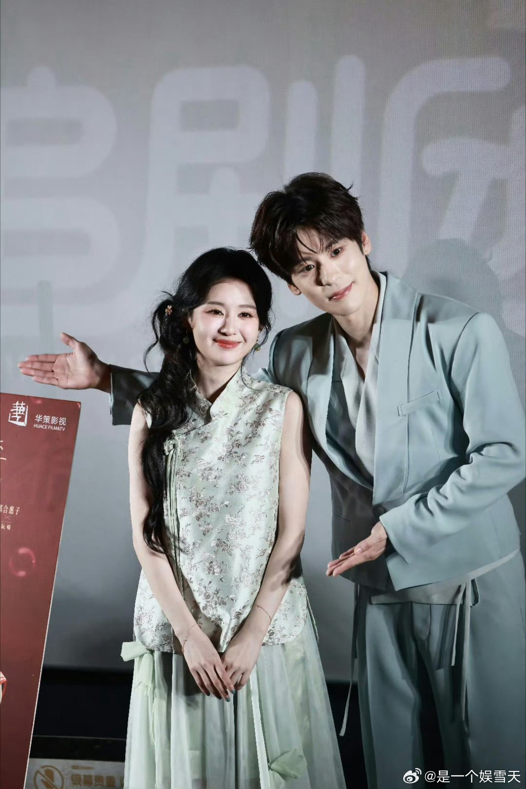 魏哲鸣郑合惠子还原猪肉吻你是迟来的欢喜直播甜度爆表，猪肉吻名场面高度还原，两人默