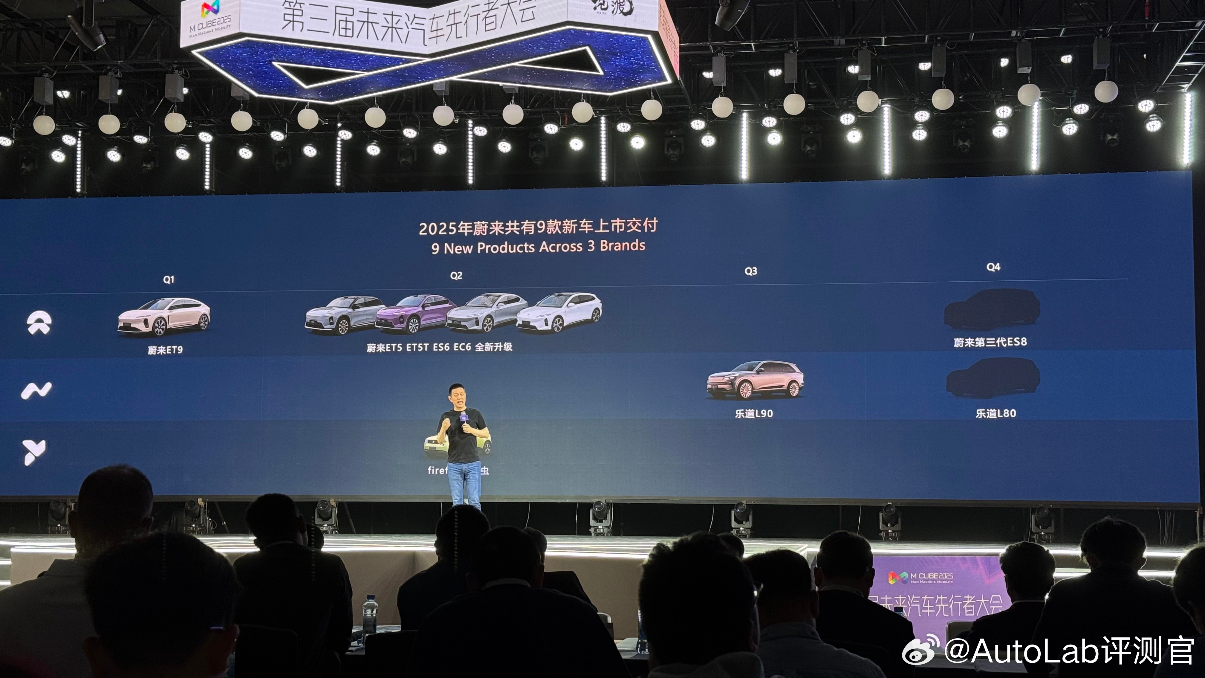 今天的2025未来汽车先行者大会，喜欢穿西装的斌哥换上了代表科技的黑T恤他再次透