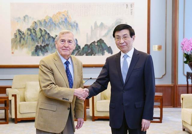 特朗普推迟访华，中美却悄悄干了三件大事！释放的信号，比想的更直白

特朗普推迟访