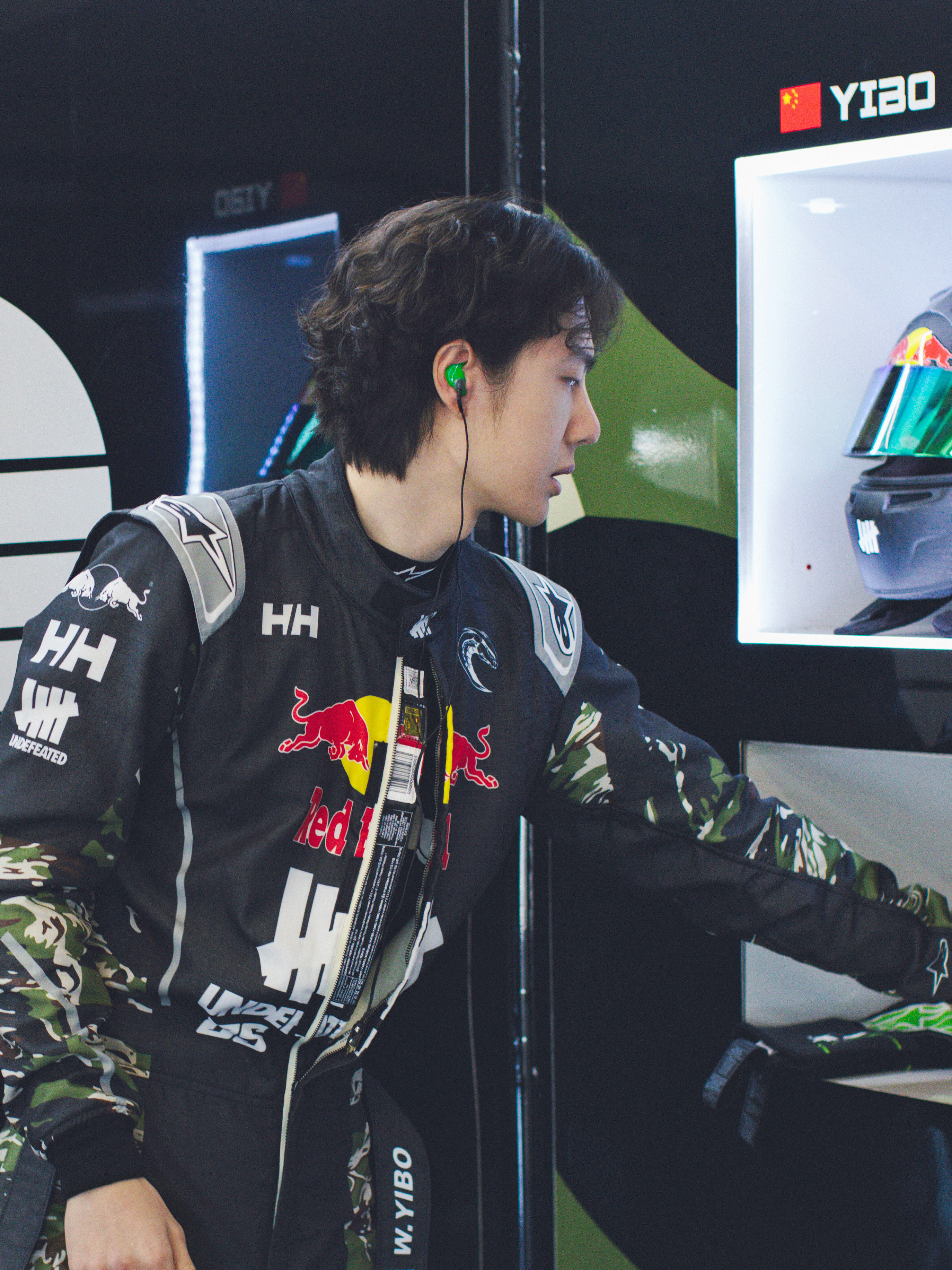 85RACING笑晕 蓬蓬头都被压得不蓬蓬了王一博