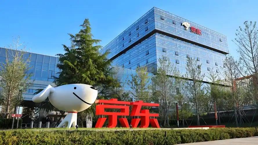 京东又一次成了中国营收最高的民营企业，1.3万亿的数字把阿里甩在后面。
可同一张