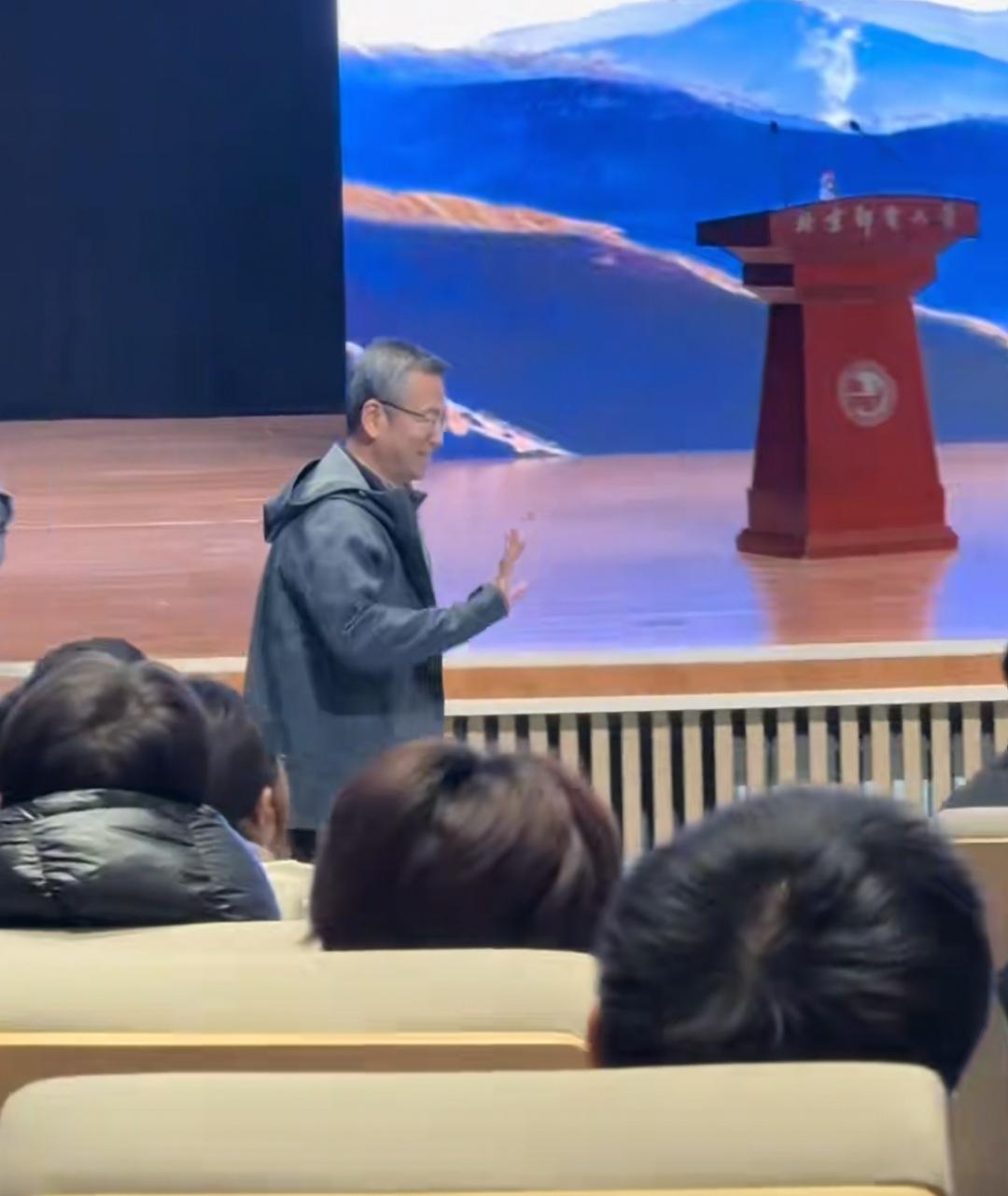 12月16日，白岩松现身北京邮电大学，作了“阅读人生”主题报告，分享了自己的人生