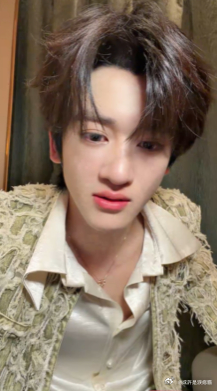 邓佳鑫直播 谁还没听邓佳鑫在直播里唱歌，嗓音干净又温柔，每一句都很有感觉，真的越