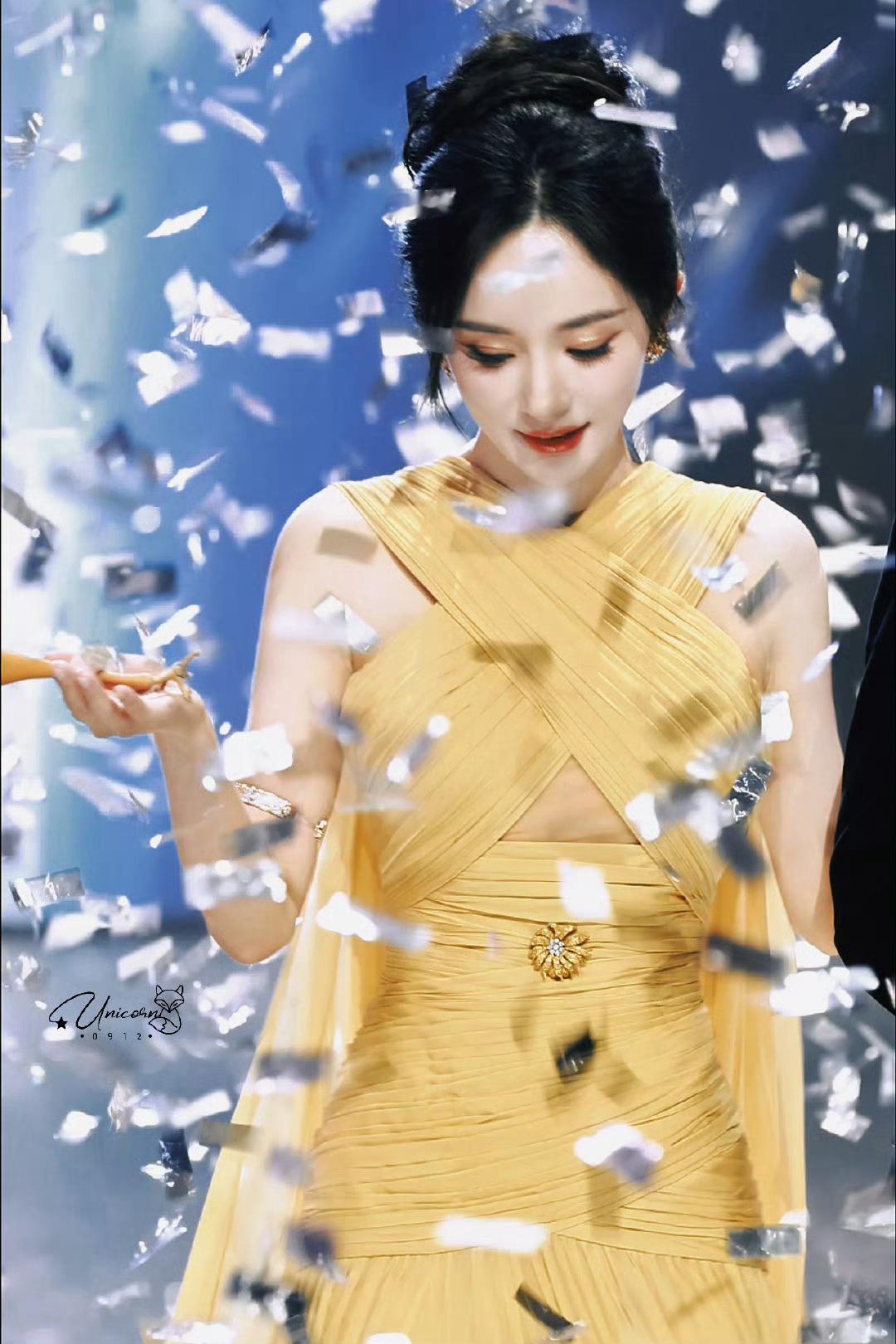 尖叫之夜杨幂&彩带图，鎏金裙与彩带共舞，落进温柔里～ 