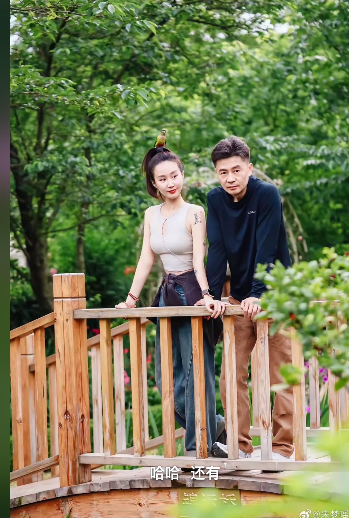 李雪与杨紫同台领奖：
原来李雪的妻子也是演艺圈演员，二人成婚六年，养育了两个子女