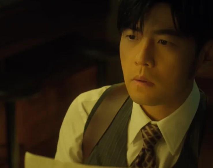 周杰伦出道的时候曲风就非常有个人特色，到中国风的时候是最强势期。
 
后面可能是