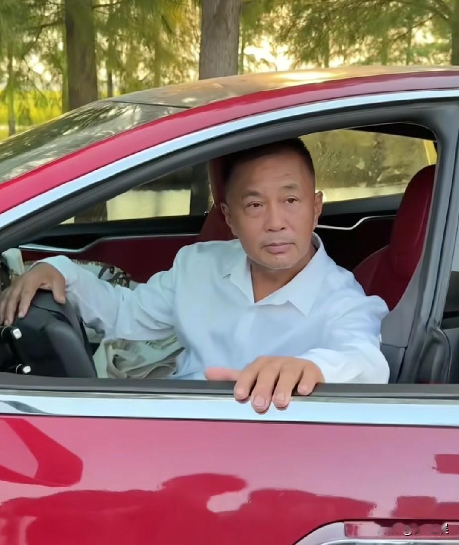 一个人要是从低谷里走出来等于重生，沈巍彻底走了出来，现在真是风生水起，女朋友也有