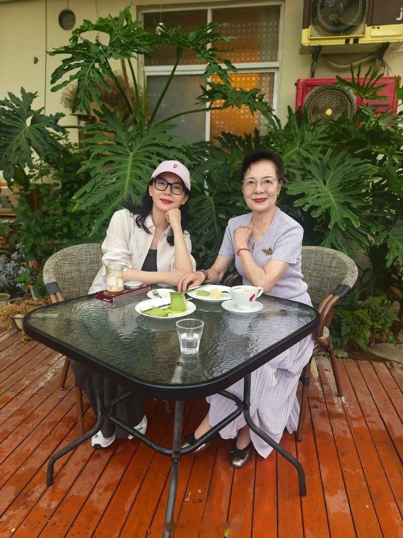 从同船到同桌：陈数与马思纯的礼物往返，停在妈妈胸前的光 ​​​