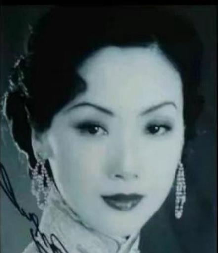 1926年的一天晚上，张宗昌将美人陈佩瑜衣服扒光，丢到了烧得滚烫的土炕上，女人被