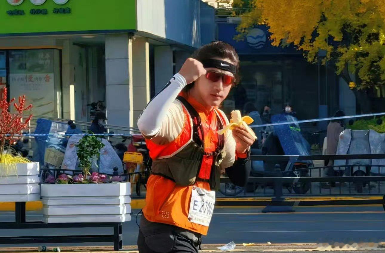 上海马拉松偶遇此沙上马赛道的惊喜！此沙橘色运动装超亮眼，半扎发超有活力，和路人互