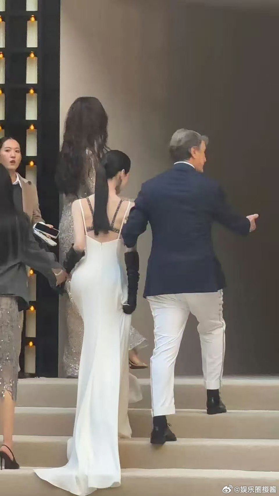 陈都灵高开叉白裙 陈都灵白裙裸后背谁懂这份惊艳！陈都灵白礼裙裸背设计，高开叉增添