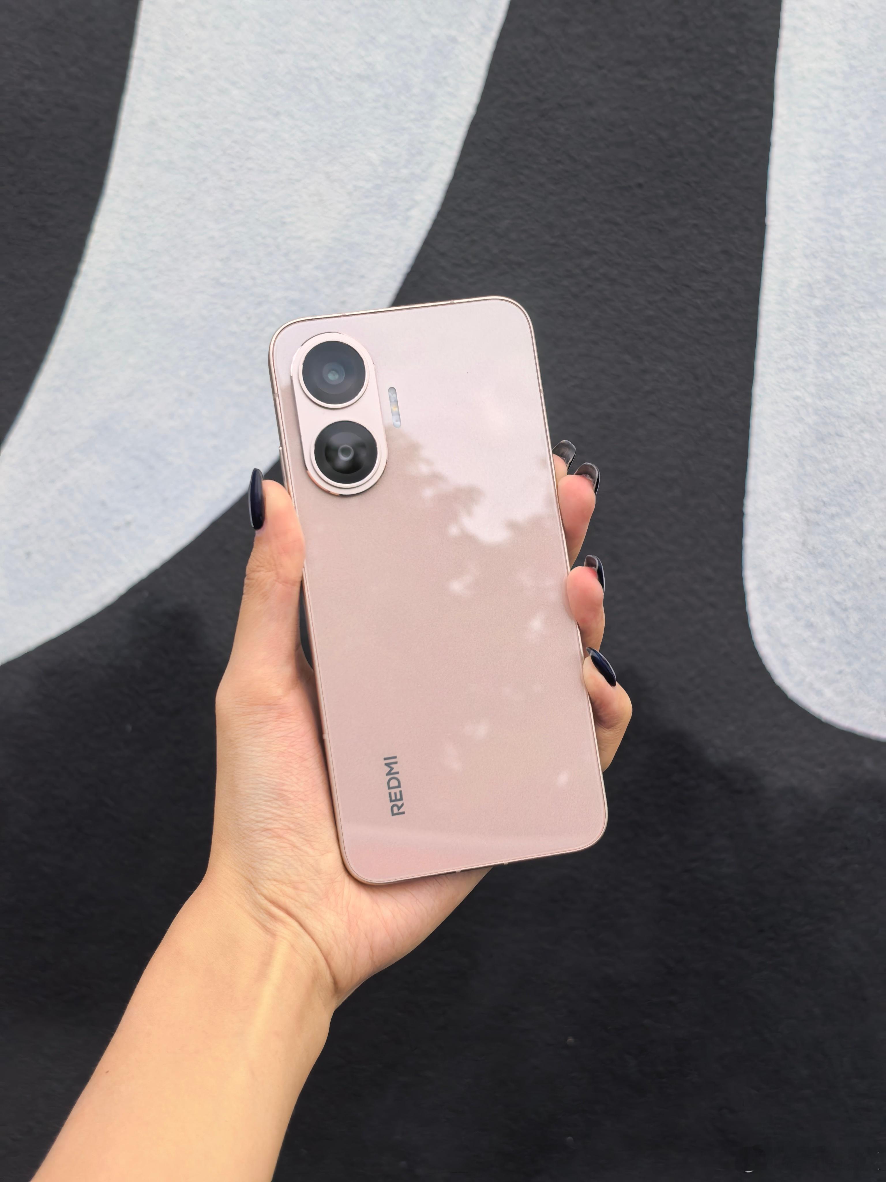家门口惊现一台REDMI Turbo4 Pro，还是粉金色！这谁能不爱[素龙比心