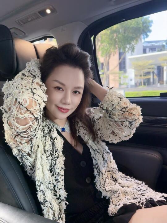 今天和姐姐的热门话题是松弛感～