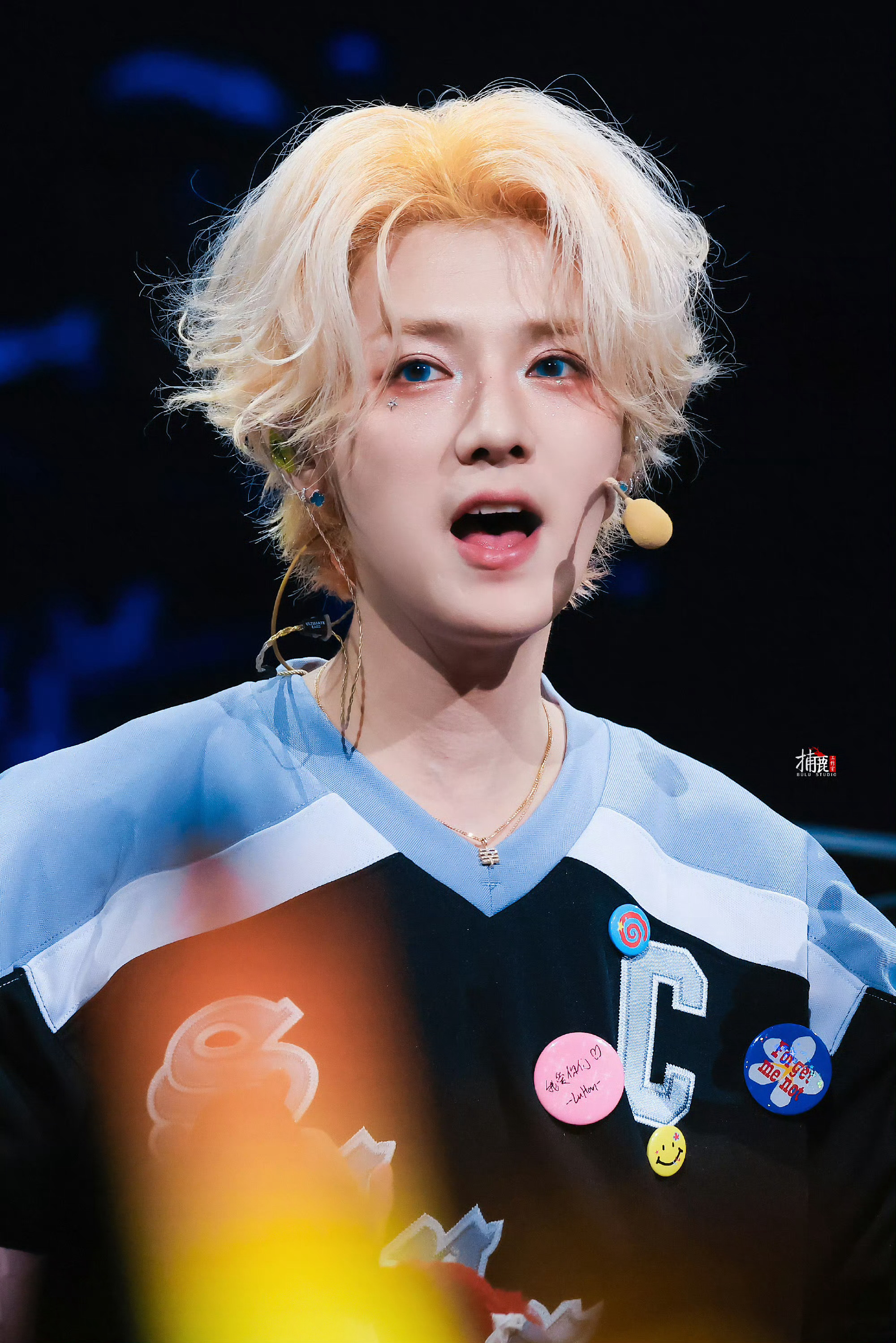 鹿晗眼角的星星鹿晗演唱会 这颗星星是打通二次元的密钥！随着《诺言》旋律轻轻闪烁，