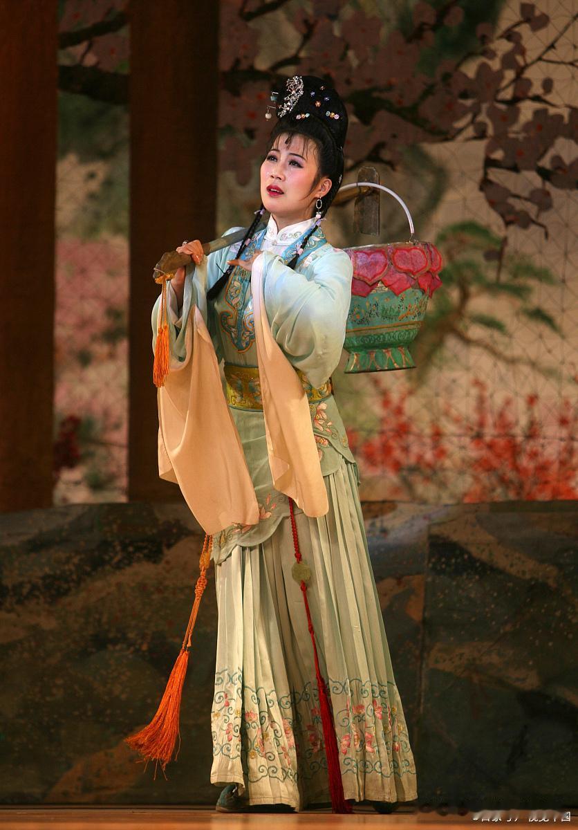 《红楼梦》，红是红颜知己，楼是高楼繁华，梦是南柯一梦。