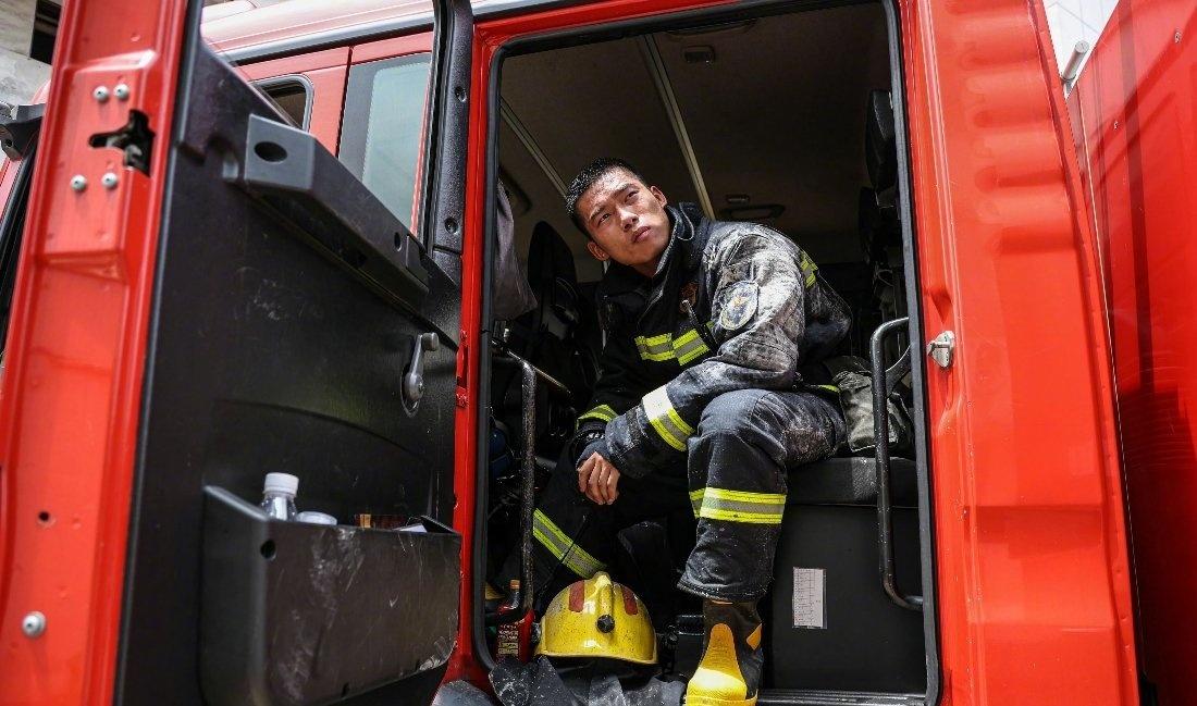 谁说满身污泥的不是英雄？

他们曾深入火海，曾与死神博弈，此刻的疲惫，是守护这座