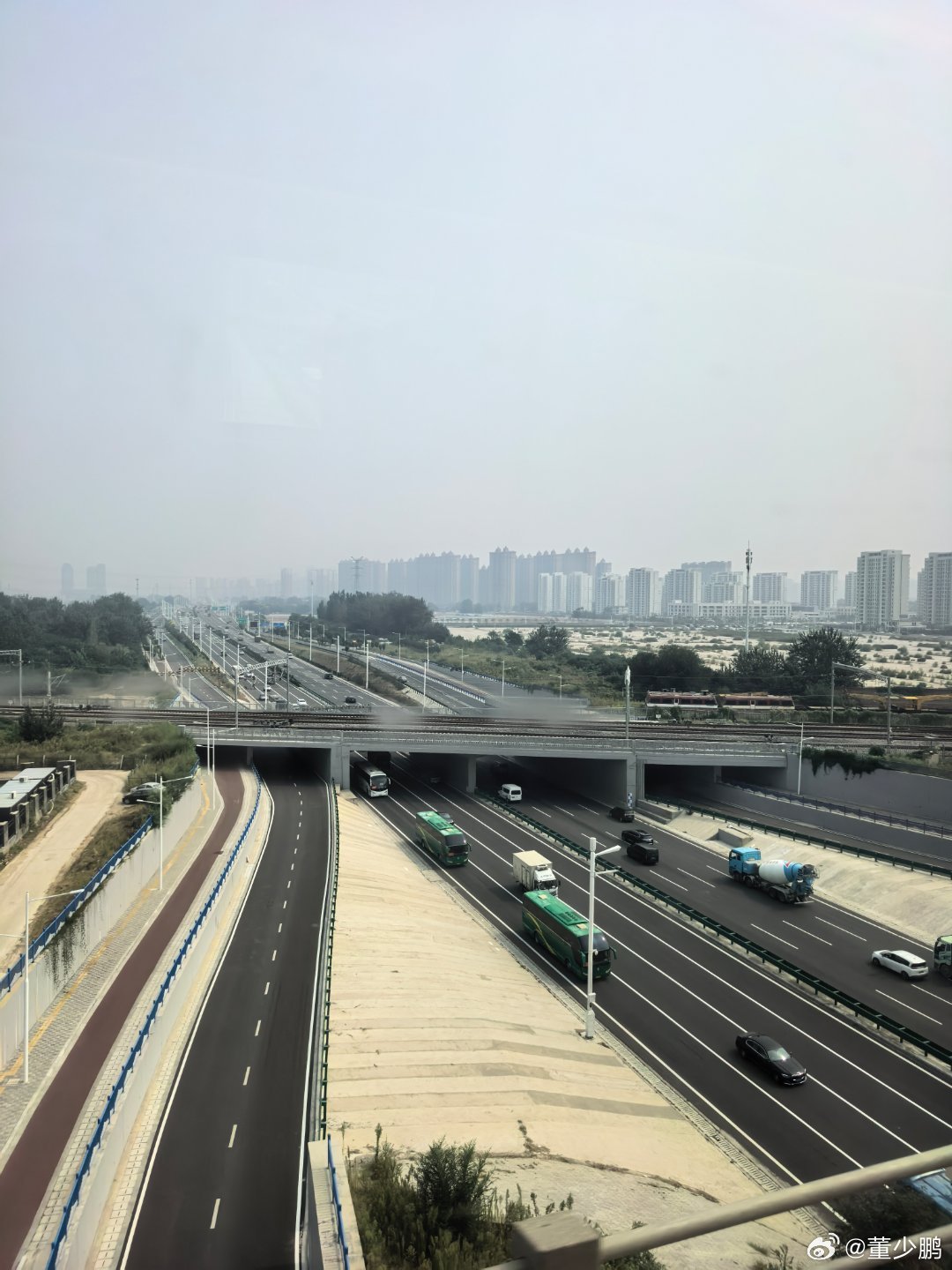 【打交道不等于缺心眼】1，有人说：中国差远了，应该学习美国先进的东西。我认为：中