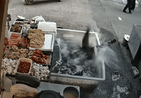 鱼缸惊魂2分钟！老人买菜突栽缸，众人救援背后藏着1个关键提醒
 
10月12日湖