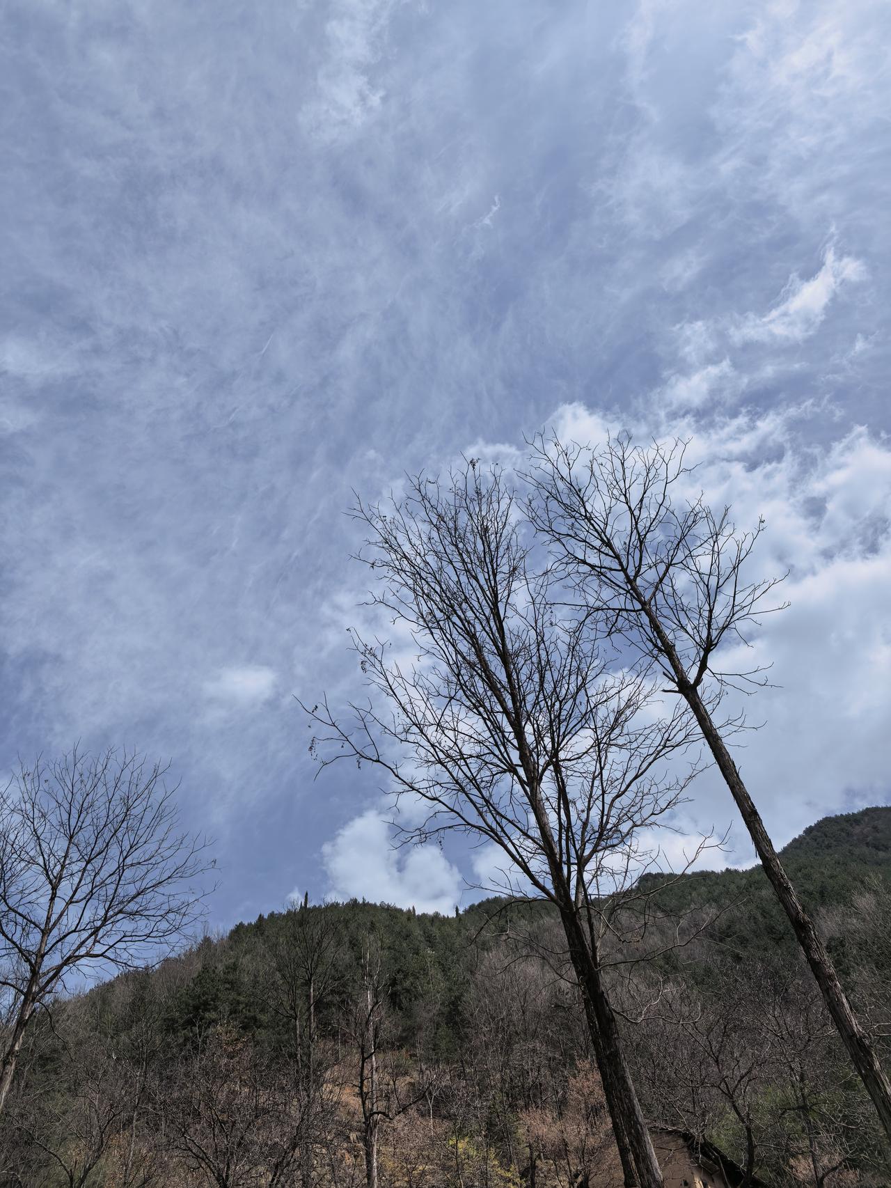 今天抽空回了趟老家。
吃了老妈做的酸菜面，点名老妈做了糊汤吃。
去邻居一个叔叔家