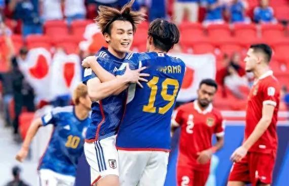 3-2！3-1！亚洲杯疯狂夜：日本送韩国出线，国足手下败将欢呼晋级。中国历史上最