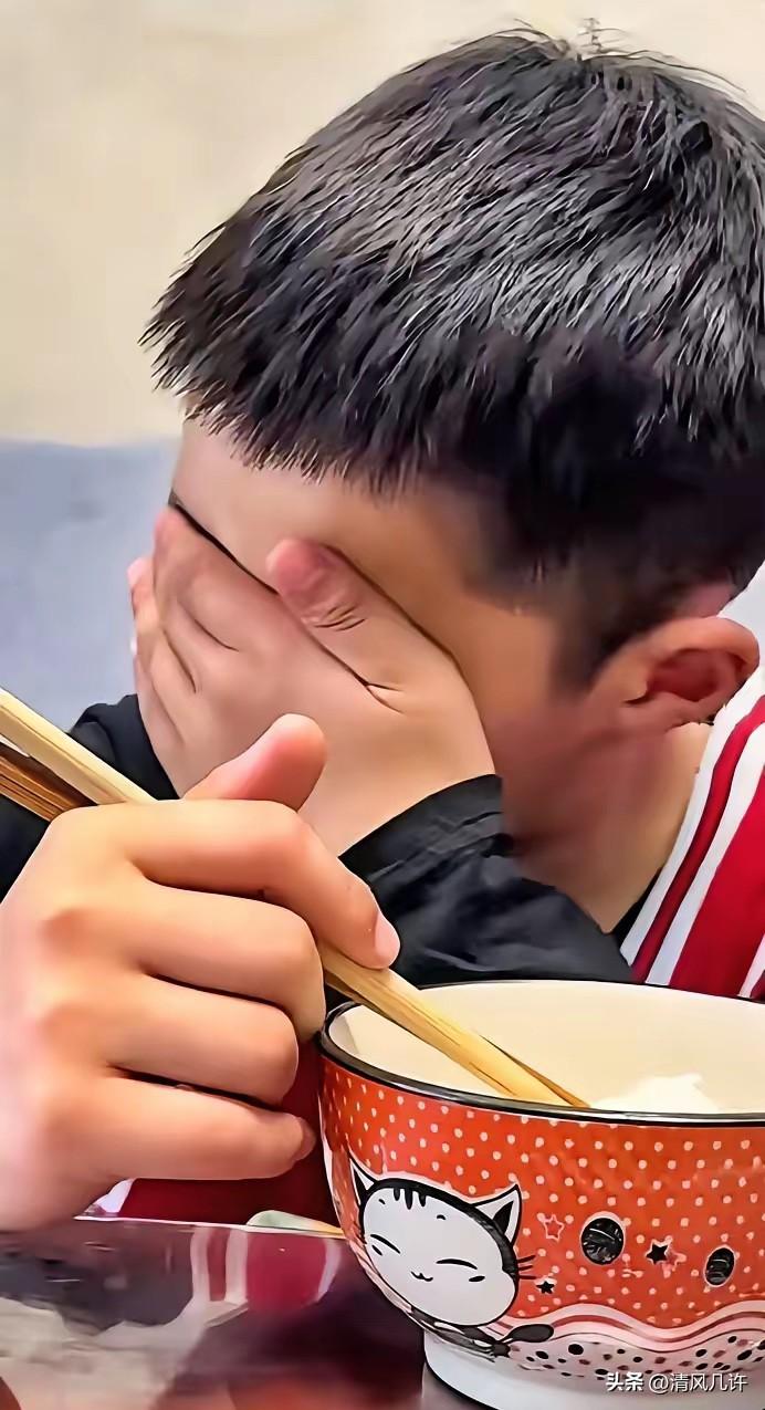 泪崩！崩不住了，单亲妈妈给儿子10块钱，让他坐车回来，儿子没坐车，步行一个多小时