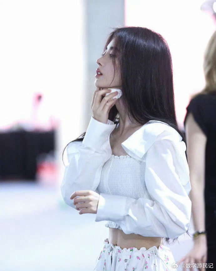 鞠婧祎巧思  审美真的绝了！每一套造型都充满小心思，风格多变又精致，氛围感直接拉