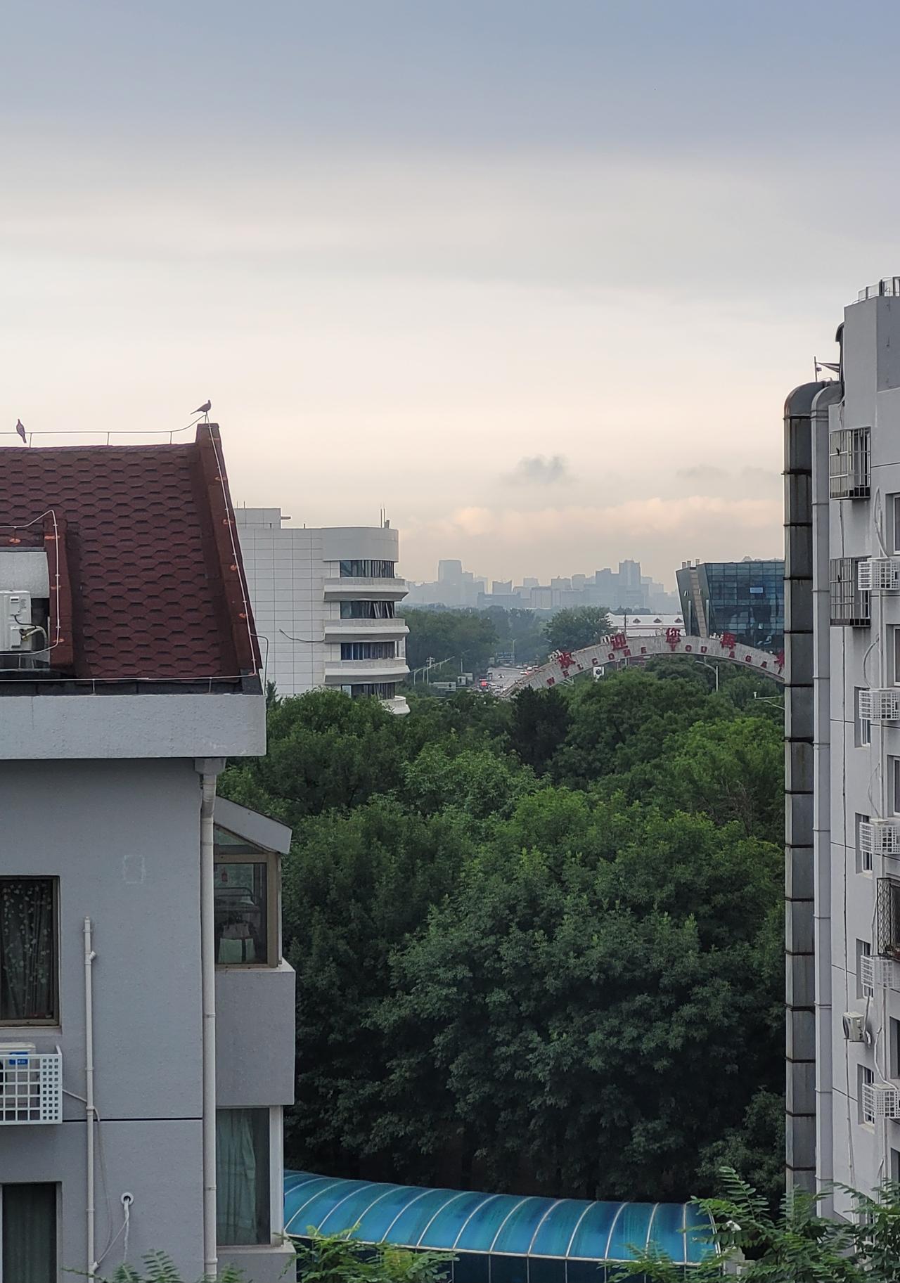 我成功预测了空气质量，比气象台还准。昨天良，今早一起床见大蓝天，且南面天边难得地