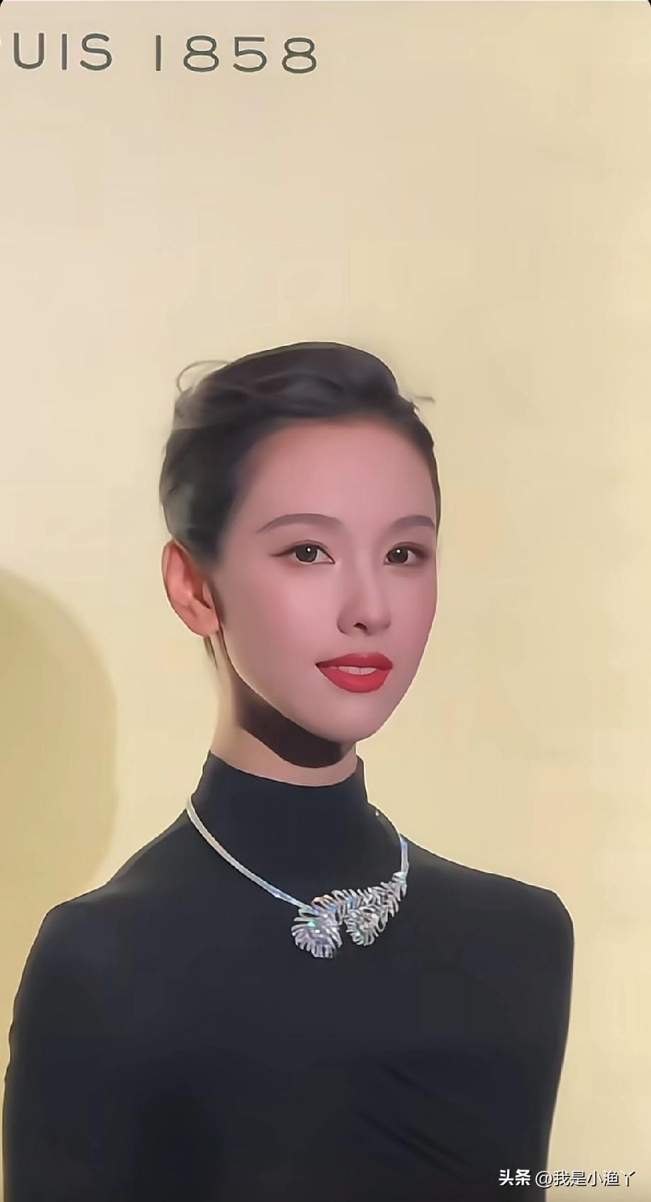 上海这一夜，陈都灵黑天鹅造型杀疯了！网友喊话，请给造型师加鸡腿。

陈都灵这次宝