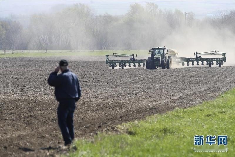 特朗普威胁要对中国加50%关税，中国外交部没废话，转手把111亿美元对台军售的账