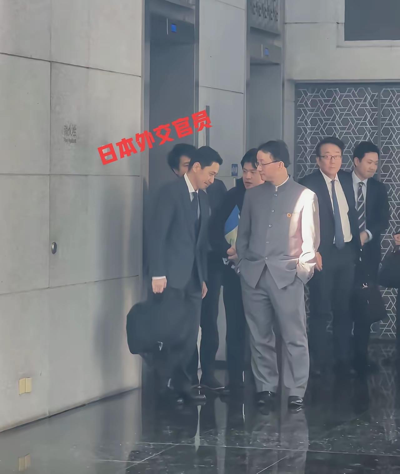 问题是两个都不服！
    一个战败了，口服心不服，心想我是被老美的原子弹打败的