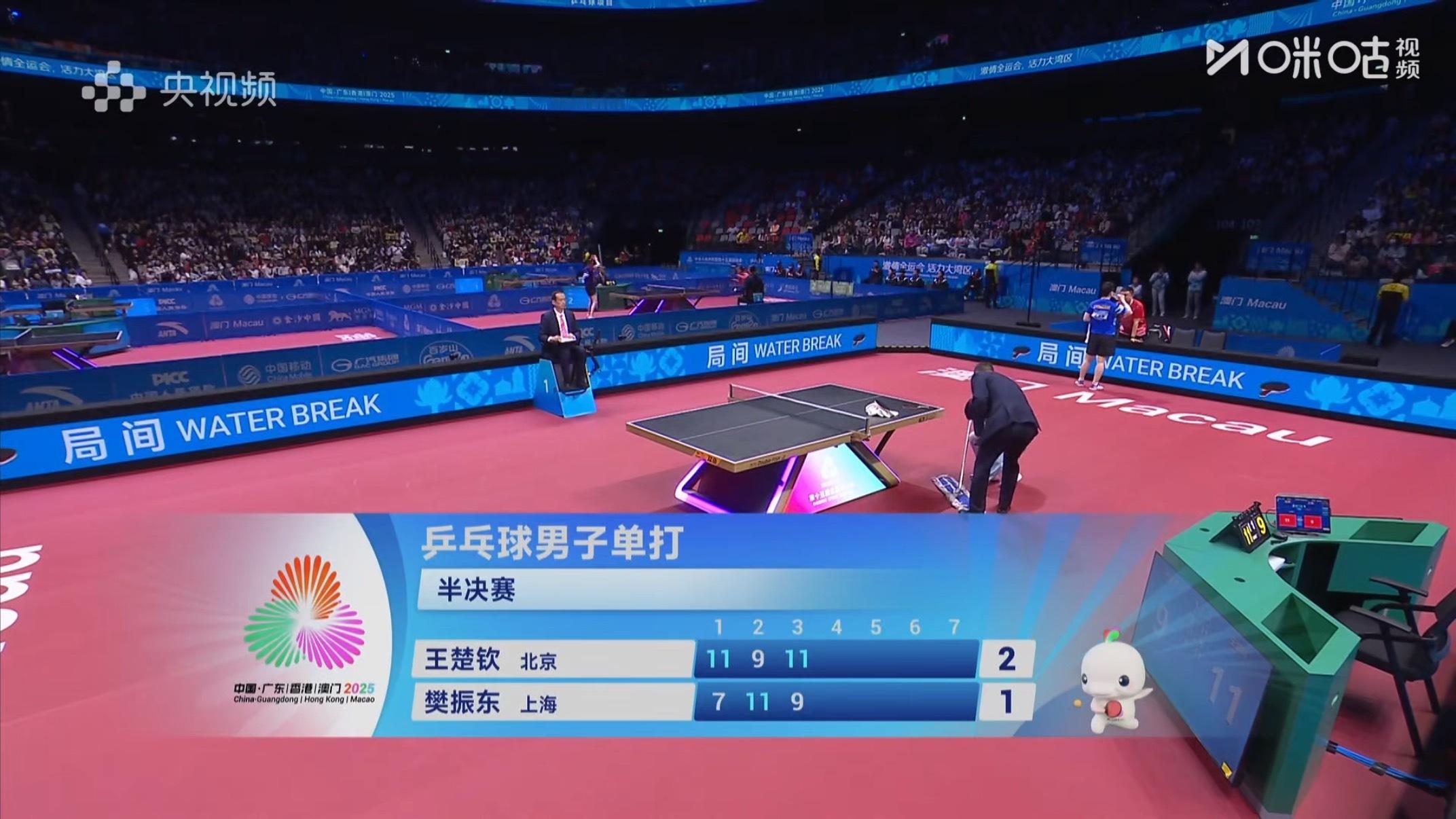 第三局，樊振东中途有两个小失误，挺可惜，王楚钦抓住最后两个发球，拿下比赛，2：1