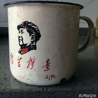 厨房台面上，妈妈用了十年的搪瓷盆泡着发面，旁边摆着新添置的空气炸锅；客厅里，爷爷