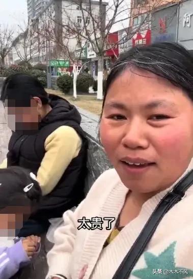 【一双599元的鞋，娘仨在店门口站了半小时】

昨天刷到一条视频，看得我心里堵得