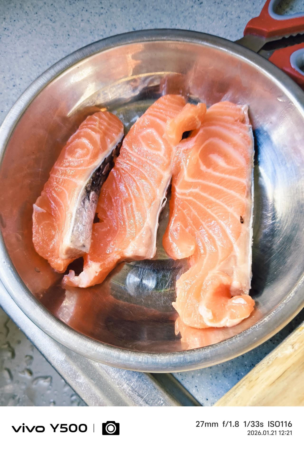 三文鱼，被主流推崇，毕竟不是中国产的东西，越发感觉神秘，120块钱买一斤法国三文