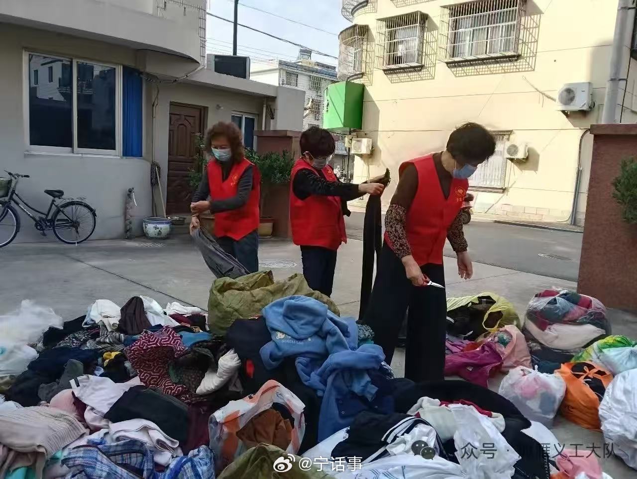 宁波银发志愿者身披红马甲温暖象山全城 宁波象山鸿雁义工大队由200余名平均68岁