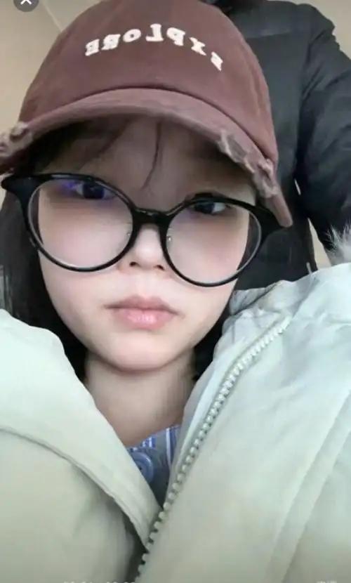 18岁女孩被确诊癌症晚期后，闻讯赶来的亲生父母不仅没有施以援手，反而嫌弃她是甩不