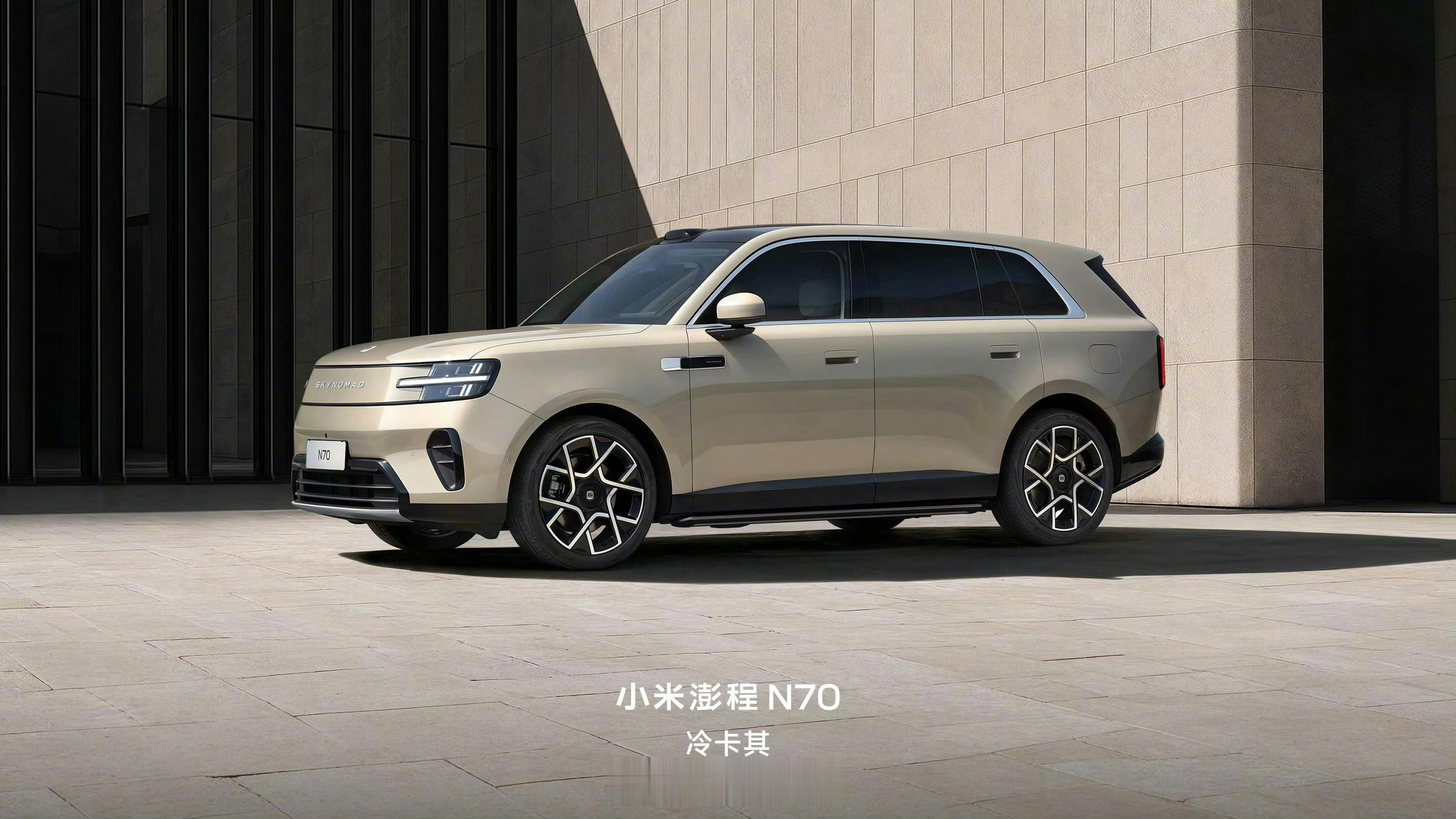 相当建议大家有时间去看看实车，漆面质感感受更直观。在我的审美观里，黑武士第一好看