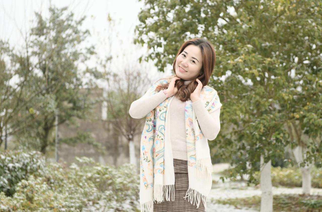 一头卷发藏尽青春故事，如今只愿简约自在