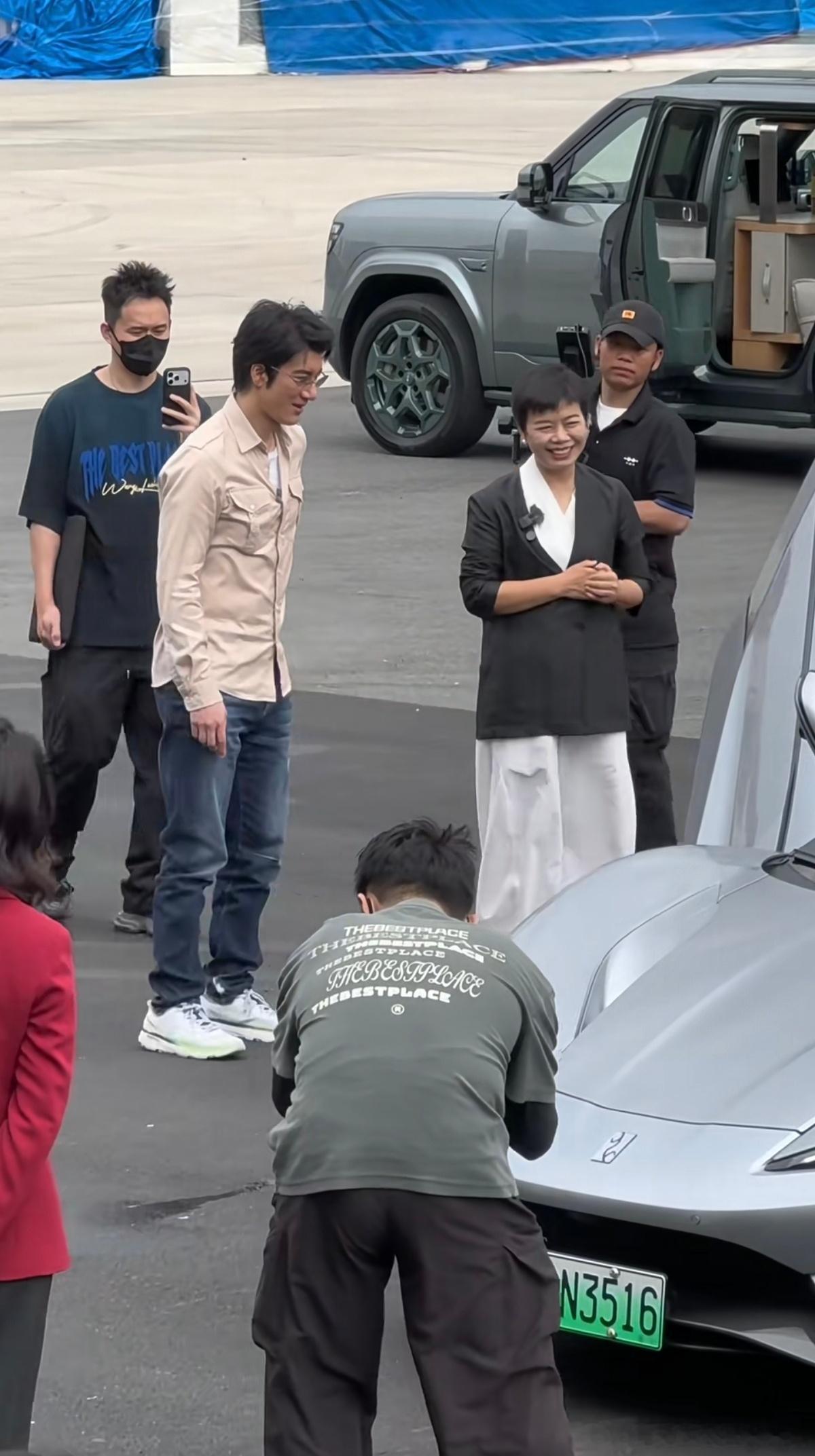 王力宏到访仰望汽车，拿着手机给仰望U9一顿拍我有个想法，仰望干脆直接把王力宏、蒲