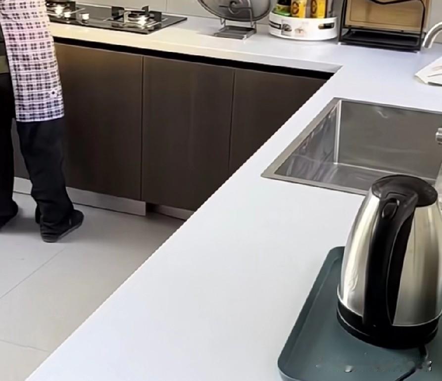 今天看了一个视频，女婿给岳父修建了一座养老住的房子，房子小点，但是屋里，五脏俱全